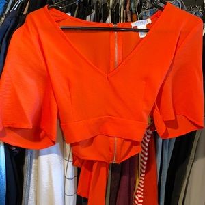 Doesn’t fit, size medium, crop top, good condition.